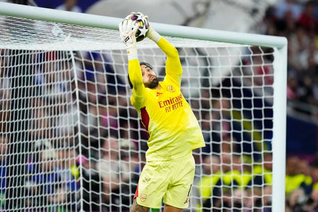Paris Saint-Germain v Arsenal FC - UEFA Champions League Final 2026 David Raya goalkeeper of Arsenal and Spain blocks the ball during the UEFA Champions League Final 2026 match between Paris Saint-Germain and Arsenal FC at Puskas Arena on May 30, 2026 in Budapest, Hungary. Budapest Hungary  Copyright: xJosexBretonx originalFilename:bretonhernandez-parissai260530_npCEW.jpg