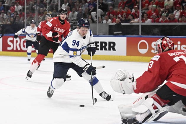 LKS 20260530 94 Konsta Helenius of Finland scores 2-3 goal past goalkeeper 73 Jet Greaves of Canada during the 2026 IIHF Ice hockey, Eishockey World Championships semi-final match between Canada and Finland in Zurich on May 30, 2026. - RONI REKOMAA Zürich Switzerland BcjnnzcR2ck  Copyright: xRonixRekomaax BcjnnzcR2ck