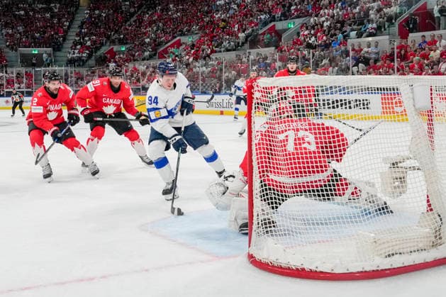 ZURICH, SWITZERLAND - MAY 30: Konsta Helenius of Finland scores the 2-3 against goalkeeper Jet Greaves of Canada during the 2026 IIHF Ice hockey, Eishockey World Championship, WM, Weltmeisterschaft Switzerland game between Canada and Finland at Swiss Life Arena on May 30, 2026 in Zurich, Zurich. Zurich Swiss Life Arena Zurich Switzerland Copyright: xJustPictures.ch JarixPestelaccix jp-en-EuSpIm-JP6_JAR_Canada_Finland_30May2026_00140
