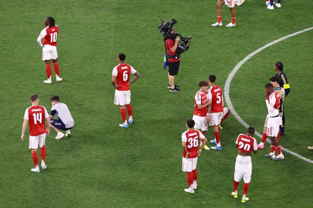 Arsenal v Paris Saint-Germain 30 May 2026 Budapest - UEFA Champions League Final - Arsenal v Paris Saint-Germain - Arsenal players face the fans after the penalty shoot-out defeat - (Photo by Jacques Feeney) Budapest Hungary Copyright: xJacquesxFeeneyxOffside