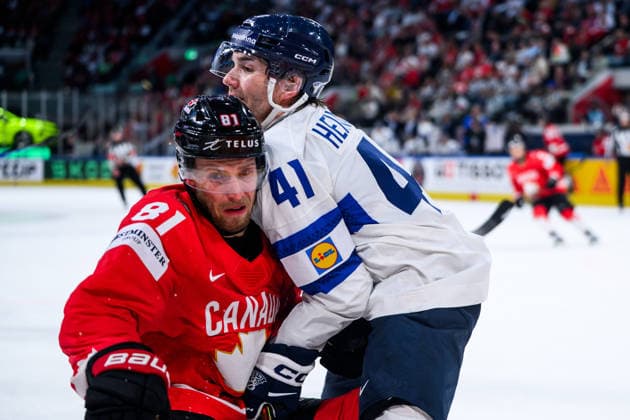 260530 Dylan Holloway of Canada and Ville Heinola of Finland during the 2026 IIHF Ice hockey, Eishockey World Championship, WM, Weltmeisterschaft semifinal match between Canada and Finland on May 30, 2026 in Zürich. Photo: Jesper Zerman BILDBYRAN kod JZ JZ0738 ishockey ice hockey ishockey-vm 2026 vm 2026 iihf world championship semifinal semifinals kanada canada finland bbeng Copyright: JESPERxZERMAN BB260530JZ118