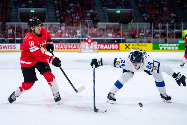 260530 Robert Thomas of Canada and Hannes Björninen of Finland during the 2026 IIHF Ice hockey, Eishockey World Championship, WM, Weltmeisterschaft semifinal match between Canada and Finland on May 30, 2026 in Zürich. Photo: Jesper Zerman BILDBYRAN kod JZ JZ0738 ishockey ice hockey ishockey-vm 2026 vm 2026 iihf world championship semifinal semifinals kanada canada finland bbeng Copyright: JESPERxZERMAN BB260530JZ125