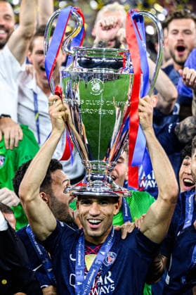 260530 Players of Paris Saint-Germain celebrate with the trophy after the UEFA Champions League final match between Paris Saint-Germain and Arsenal on May 30, 2026 in Budapest. Photo: Maxim Thore BILDBYRAN kod MT MT1056 fotboll football soccer fotball uefa champions league champions league paris saint-germain arsenal bbeng jubel Copyright: MAXIMxTHORE BB260530MT243