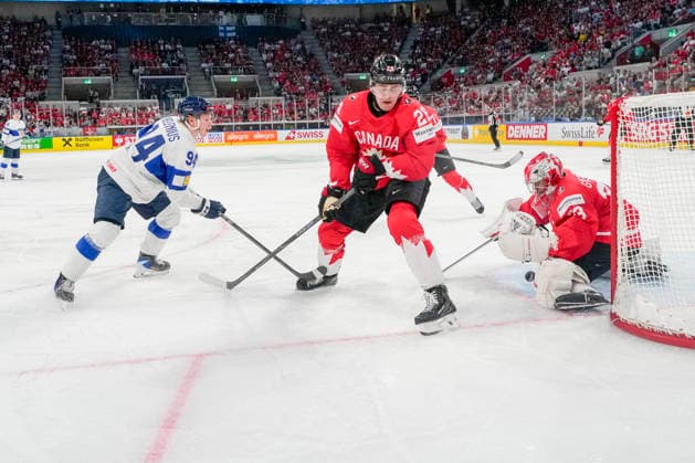 ZURICH, SWITZERLAND - MAY 30: goalkeeper Jet Greaves of Canada R) saves on Konsta Helenius of Finland L) during the 2026 IIHF Ice hockey, Eishockey World Championship, WM, Weltmeisterschaft Switzerland game between Canada and Finland at Swiss Life Arena on May 30, 2026 in Zurich, Zurich. Zurich Swiss Life Arena Zurich Switzerland Copyright: xJustPictures.ch JarixPestelaccix jp-en-EuSpIm-JP6_JAR_Canada_Finland_30May2026_00132