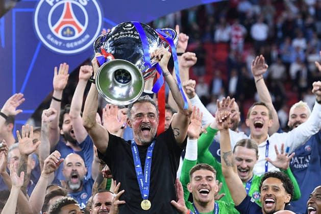 Fußball Champions League Finale Paris Saint-Germain - FC Arsenal am 30.05.2026 in der Puskas Arena in Budapest Luis Enrique ( Trainer Cheftrainer Paris ) mit dem Champions League Pokal