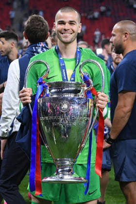 Fußball Champions League Finale Paris Saint-Germain - FC Arsenal am 30.05.2026 in der Puskas Arena in Budapest Lucas Chevalier ( Paris ) mit dem Champions League Pokal