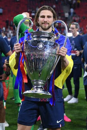 Fußball Champions League Finale Paris Saint-Germain - FC Arsenal am 30.05.2026 in der Puskas Arena in Budapest Illia Zabarnyi ( Paris ) mit dem Champions League Pokal