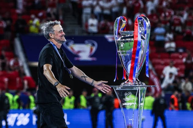 Fussball, UEFA Champions League Saison 2025 2026 Finale Paris Saint-Germain - FC Arsenal 30.05.2026, Puskas Arena Budapest Paris Saint-Germain ist Sieger der UEFA Champions League, Luis Enrique ( Trainer Cheftrainer Paris ) geht am Pokal vorbei und freut sich Budapest Puskas Arena Ungarn