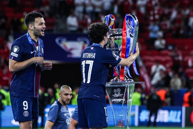 Fussball, UEFA Champions League Saison 2025 2026 Finale Paris Saint-Germain - FC Arsenal 30.05.2026, Puskas Arena Budapest Goncalo Ramos ( Paris ) Vitinha ( Paris ) küssen den Pokal, Paris Saint-Germain ist Sieger der UEFA Champions League Budapest Puskas Arena Ungarn