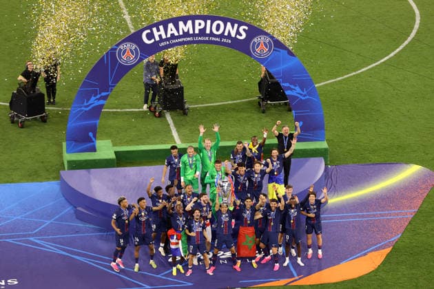 Arsenal v Paris Saint-Germain 30 May 2026 Budapest - UEFA Champions League Final - Arsenal v Paris Saint-Germain - Marquinhos of Paris Saint-Germain lifts the trophy to the delight of his colleagues on the podium - (Photo by Jacques Feeney) Budapest Hungary Copyright: xJacquesxFeeneyxOffside