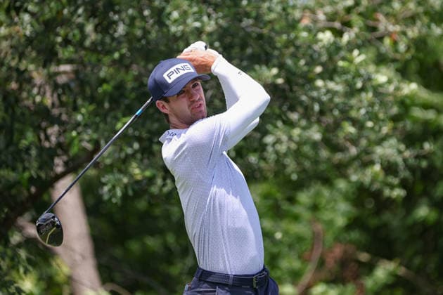 FORT WORTH, TX - MAY 30: Alex Smalley (USA) hits from the 9th tee during the third round of the Charles Schwab Challenge on May 30, 2026 at Colonial Country Club in Fort Worth, TX. (Photo by George Walker Icon Sportswire) GOLF: MAY 30 PGA, Golf Herren Charles Schwab Challenge EDITORIAL USE ONLY Icon26053006