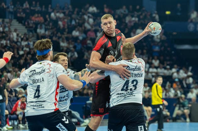Blaz Blagotensik (SG Flensburg-Handewitt) und Dainis Kristopans (MT Melsungen) battle for the ball during the handball semi-final of the the Winamax EHF Finals 2026 between MT Melsungen and SG Flensburg-Handewitt at Barclays Arena on May 30, 2026 in Hamburg, Germany. -