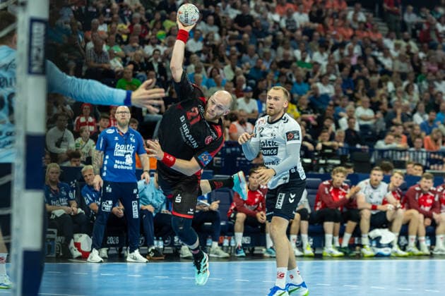 Arnar Freyr Arnarsson (MT Melsungen) controls the ball during the handball semi-final of the the Winamax EHF Finals 2026 between MT Melsungen and SG Flensburg-Handewitt at Barclays Arena on May 30, 2026 in Hamburg, Germany. -