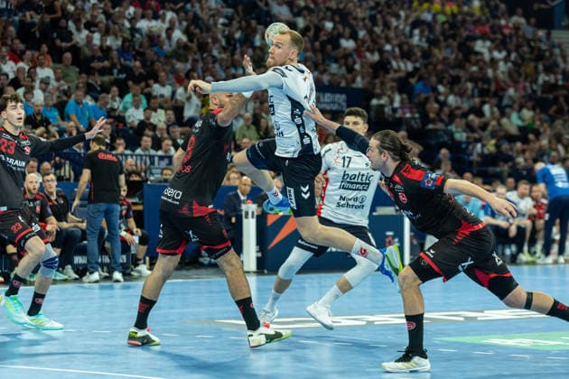 Simon Pytlick (SG Flensburg-Handewitt) controls the ball during the handball semi-final of the the Winamax EHF Finals 2026 between MT Melsungen and SG Flensburg-Handewitt at Barclays Arena on May 30, 2026 in Hamburg, Germany. -