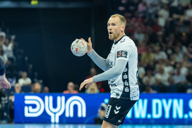 Simon Pytlick (SG Flensburg-Handewitt) controls the ball during the handball semi-final of the the Winamax EHF Finals 2026 between MT Melsungen and SG Flensburg-Handewitt at Barclays Arena on May 30, 2026 in Hamburg, Germany. -