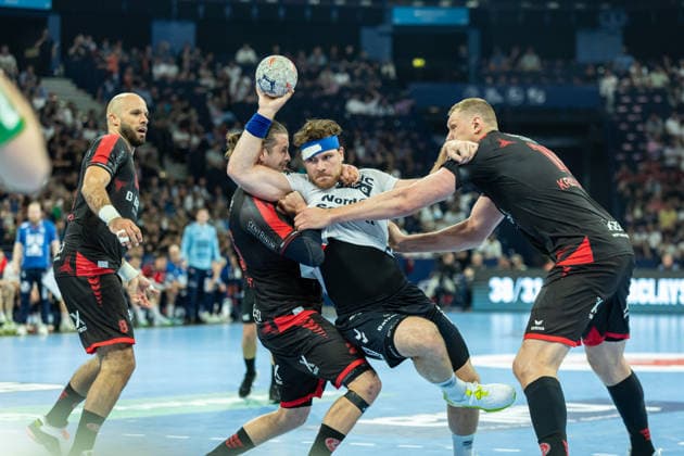 Torwart Kristof Palasics (MT Melsungen), Johannes Golla (SG Flensburg-Handewitt) und Dainis Kristopans (MT Melsungen) battle for the ball during the handball semi-final of the the Winamax EHF Finals 2026 between MT Melsungen and SG Flensburg-Handewitt at Barclays Arena on May 30, 2026 in Hamburg, Germany. -