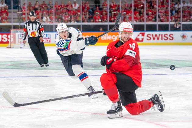 BRANDSEGG-NYGARD Michael, NOR, , re. Dean Kukan, SUI, Schweiz - Norwegen, Halbfinal, Eishockey WM, Zürich 30.05.2026