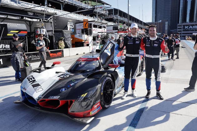 Lachende Gesichter bei den Gesamtzweiten Marco Wittmann (GER) und Phillipp Eng (AUT) BMW M Hybrid V8 25 im Rennen, BMW M Team WRT, GP Detroit, Michigan, USA, 30.05.2026, IMSA Rennserie