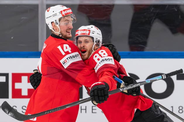 Dean Kukan, re. Christoph Bertschy, SUI, Jubel beim 1:0, Schweiz - Norwegen, Halbfinal, Eishockey WM, Zürich 30.05.2026