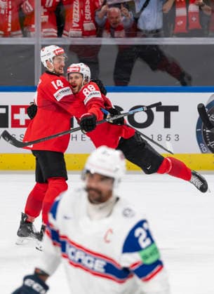 Dean Kukan, re. Christoph Bertschy, SUI, Jubel beim 1:0, vo. MARTINSEN Andreas, NOR, Schweiz - Norwegen, Halbfinal, Eishockey WM, Zürich 30.05.2026