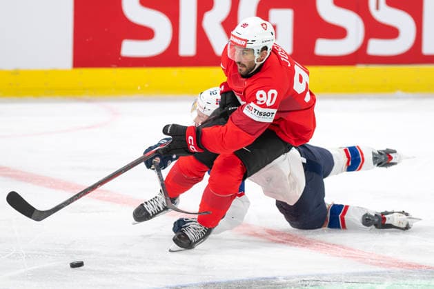 Roman Josi, SUI, hi. STEEN Noah, NOR, am Boden, Schweiz - Norwegen, Halbfinal, Eishockey WM, Zürich 30.05.2026