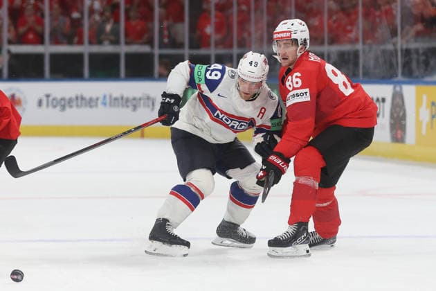 30.05.2026 Swiss Life Arena Zuerich , SCHWEIZ, Herren Eishockey IIHF World Championship, WM, Weltmeisterschaft Zurich 2026 Halbfinal SUI - NOR Christian Kaasastul (li,NOR) gegen Janis Moser (SUI)