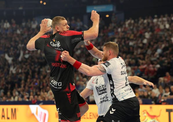 photo : Torwurf von .... Dainis KRISTOPANS ( Melsungen ) gegen Blaz Blagotinsek , rechts Handball Herren am Sa. 30.05.2026 Mens EHF European League , Final Four in Hamburg SG Flensburg - Melsungen, Halbfinale