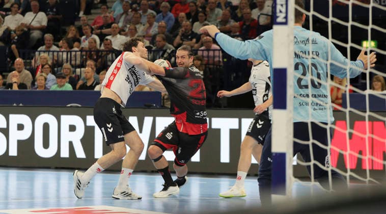 photo : am Ball Olle Forsell-Schefvert ( Melsungen ) gegen Niclas Kirkelokke Handball Herren am Sa. 30.05.2026 Mens EHF European League , Final Four in Hamburg SG Flensburg - Melsungen, Halbfinale