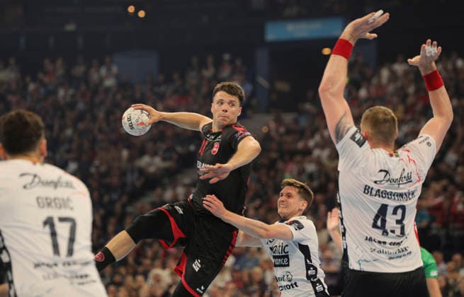 photo : Torwurf von .... Aaron MENSING ( Melsungen ) gegen Domen NOVAK (mitte) und Blaz Blagotinsek ( rechts , beide Flensburg ) Handball Herren am Sa. 30.05.2026 Mens EHF European League , Final Four in Hamburg SG Flensburg - Melsungen, Halbfinale
