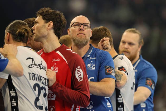 photo : skeptische Miene bei ... Trainer Ales PAJOVIC (Flensburg , mit Brille ) Handball Herren am Sa. 30.05.2026 Mens EHF European League , Final Four in Hamburg SG Flensburg - Melsungen, Halbfinale