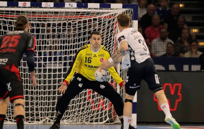 photo : Emil Jakobsen wirft gegen Torhüter Nebojsa SIMIC (Melsungen) Handball Herren am Sa. 30.05.2026 Mens EHF European League , Final Four in Hamburg SG Flensburg - Melsungen, Halbfinale
