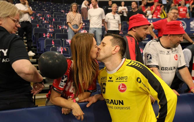 photo : Jubel nach dem Schlußpfiff bei den Spielern aus Melsungen , Torhüter Nebojsa SIMIC feiert mit seiner Ehefrrau Alekandra Handball Herren am Sa. 30.05.2026 Mens EHF European League , Final Four in Hamburg SG Flensburg - Melsungen, Halbfinale
