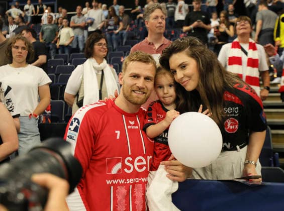 photo : Jubel nach dem Schlußpfiff bei den Spielern aus Melsungen , Der kroatische Handballer David MandiÄ‡ mit Ehefrau Ana und Tochter Katja Handball Herren am Sa. 30.05.2026 Mens EHF European League , Final Four in Hamburg SG Flensburg - Melsungen, Halbfinale