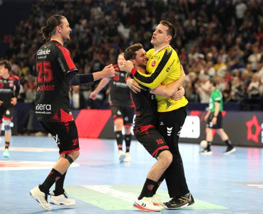 photo : Jubel nach dem Schlußpfiff bei den Spielern aus Melsungen , hier feiert Torhüter Nebojsa SIMIC mit Florian DROSTEN und links ... Olle Forsell-Schefvert Handball Herren am Sa. 30.05.2026 Mens EHF European League , Final Four in Hamburg SG Flensburg - Melsungen, Halbfinale