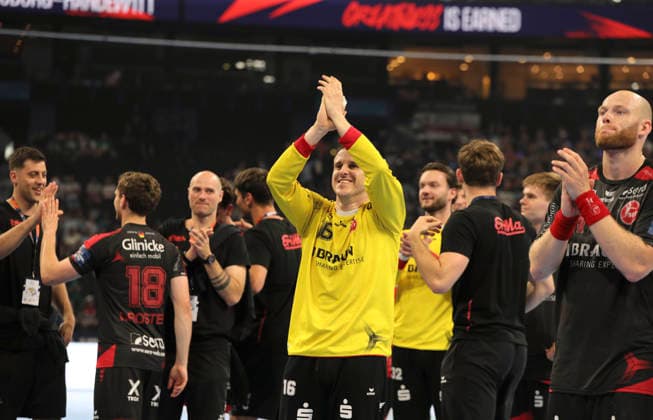 photo : Jubel nach dem Schlußpfiff bei den Spielern aus Melsungen , hier feiert Torhüter Nebojsa SIMIC (mitte) mit den Fans Handball Herren am Sa. 30.05.2026 Mens EHF European League , Final Four in Hamburg SG Flensburg - Melsungen, Halbfinale