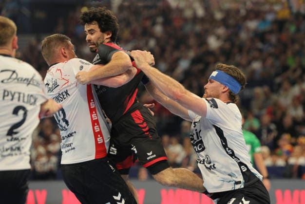 photo : Erik BALENCIAGA ( Melsungen ) gegen Blaz Blagotinsek (links) und Johannes Golla ( rechts , beide Flensburg ) Handball Herren am Sa. 30.05.2026 Mens EHF European League , Final Four in Hamburg SG Flensburg - Melsungen, Halbfinale