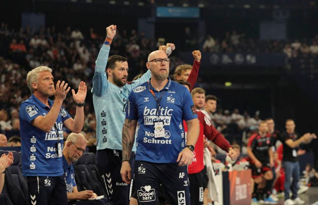 photo : Trainer Ales PAJOVIC ( Flenburg ) und links hinten Torhüter Benjamin Buric , ganz links Arzt Torsten Ahnsel Handball Herren am Sa. 30.05.2026 Mens EHF European League , Final Four in Hamburg SG Flensburg - Melsungen, Halbfinale