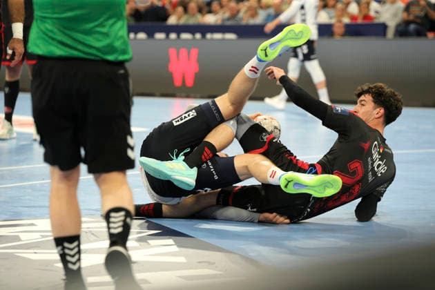 photo : Simon Pytlick kommt zu Fall gegen Marti SOLER ( Melsungen , rechts ) Handball Herren am Sa. 30.05.2026 Mens EHF European League , Final Four in Hamburg SG Flensburg - Melsungen, Halbfinale