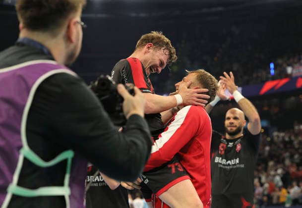 photo : Jubel nach dem Schlußpfiff bei den Spielern aus Melsungen , hier feiert Timo Kastening mit David MANDIC Handball Herren am Sa. 30.05.2026 Mens EHF European League , Final Four in Hamburg SG Flensburg - Melsungen, Halbfinale