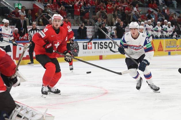 30.05.2026 Swiss Life Arena Zuerich , SCHWEIZ, Herren Eishockey IIHF World Championship, WM, Weltmeisterschaft Zurich 2026 Halbfinal SUI - NOR Dean Kukan (SUI) gegen Michael Brandsegg-Nygard (NOR)