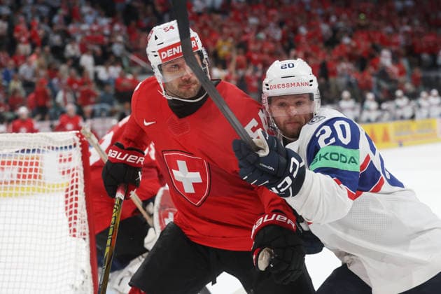 30.05.2026 Swiss Life Arena Zuerich , SCHWEIZ, Herren Eishockey IIHF World Championship, WM, Weltmeisterschaft Zurich 2026 Halbfinal SUI - NOR Christian Marti (li,SUI) gegen Emilio Pettersen (NOR)