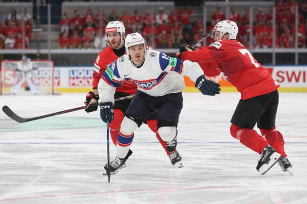 30.05.2026 Swiss Life Arena Zuerich , SCHWEIZ, Herren Eishockey IIHF World Championship, WM, Weltmeisterschaft Zurich 2026 Halbfinal SUI - NOR Havard Ostrem Salsten (NOR) gegen Dominik Egli (SUI)