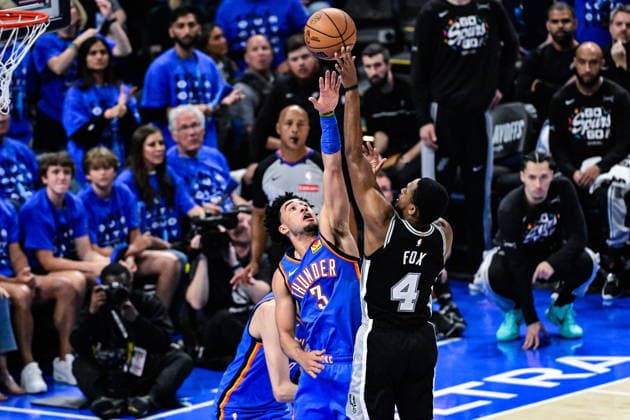 NBA, Basketball Herren, USA West Conference Finals Game 7 - San Antonio Spurs at Oklahoma City Thunder San Antonio Spurs guard De aaron Fox (R) shoots against Oklahoma City Thunder guard Jared McCain (L) during game 7 of the NBA West Conference Finals between Oklahoma City Thunder and San Antonio Spurs in Oklahoma City, Oklahoma, USA, 30 May 2026. Oklahoma City United States  Copyright: xGERALDxLEONGx