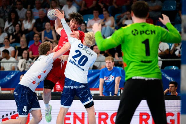 Bietigheim: HBL - 25 26 - SG BBM Bietigheim - VfL Potsdam v.li. William Reichardt (Potsdam), Fynn Nicolaus (Bietigheim),Tim Hildenbrand (Potsdam), Torhueter Frederik Höler Hoeler (Potsdam) Bietigheim-Bissingen Egetrans Arena Baden-Württemberg Deutschland