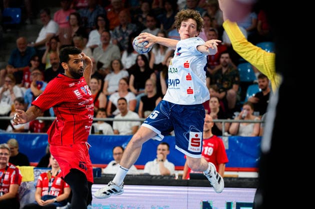 Bietigheim: HBL - 25 26 - SG BBM Bietigheim - VfL Potsdam v.li. Djibril M™Bengue (Bietigheim), Rune Laskowski (Potsdam) Bietigheim-Bissingen Egetrans Arena Baden-Württemberg Deutschland