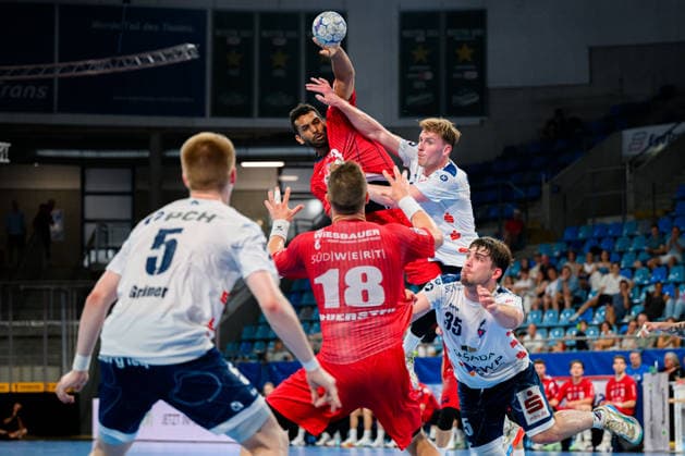 Bietigheim: HBL - 25 26 - SG BBM Bietigheim - VfL Potsdam Djibril M™Bengue (Bietigheim) mit dem Pass auf Fabian Wiederstein (Bietigheim) Bietigheim-Bissingen Egetrans Arena Baden-Württemberg Deutschland