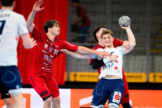 Bietigheim: HBL - 25 26 - SG BBM Bietigheim - VfL Potsdam v.li. Fynn Nicolaus (Bietigheim), Florian Budde (Potsdam), Jonathan Fischer (Bietigheim) Bietigheim-Bissingen Egetrans Arena Baden-Württemberg Deutschland