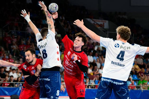 Bietigheim: HBL - 25 26 - SG BBM Bietigheim - VfL Potsdam Davide Bulzamini (Potsdam), Maxim Orlov (Bietigheim) Bietigheim-Bissingen Egetrans Arena Baden-Württemberg Deutschland