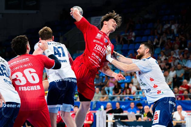 Bietigheim: HBL - 25 26 - SG BBM Bietigheim - VfL Potsdam Maxim Orlov (Bietigheim), Davide Bulzamini (Potsdam) Bietigheim-Bissingen Egetrans Arena Baden-Württemberg Deutschland