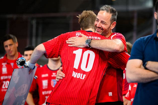 Bietigheim: HBL - 25 26 - SG BBM Bietigheim - VfL Potsdam Tom Wolf (Bietigheim), Trainer Iker Romero (Bietigheim) Bietigheim-Bissingen Egetrans Arena Baden-Württemberg Deutschland